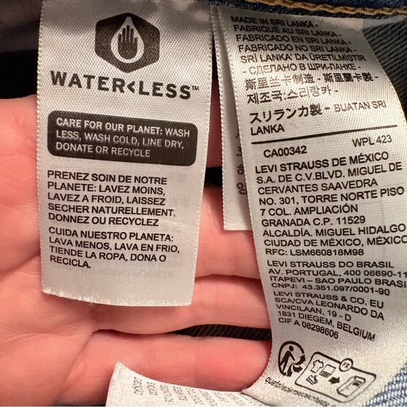 Levi's Women's Cropped Blue Jeans - Picture 6 of 7